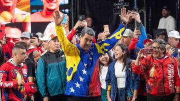 El presidente de Venezuela, Nicolás Maduro (d), celebra tras conocer los resultados de las elecciones presidenciales este lunes, en Caracas (Venezuela).