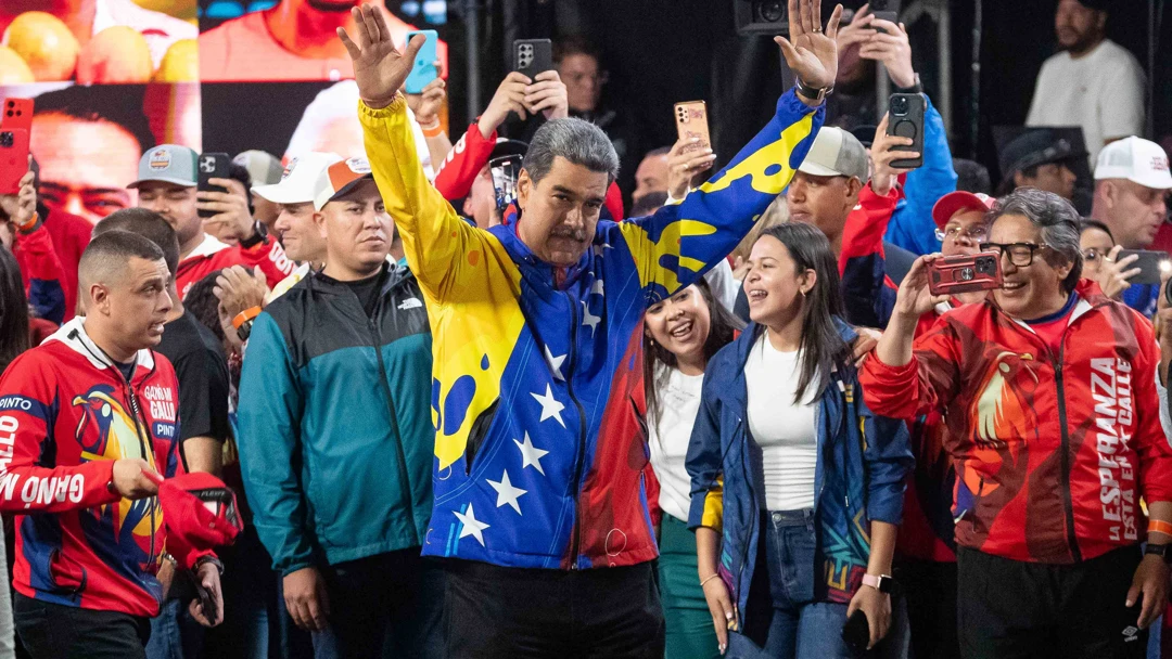 El presidente de Venezuela, Nicolás Maduro (d), celebra tras conocer los resultados de las elecciones presidenciales este lunes, en Caracas (Venezuela).