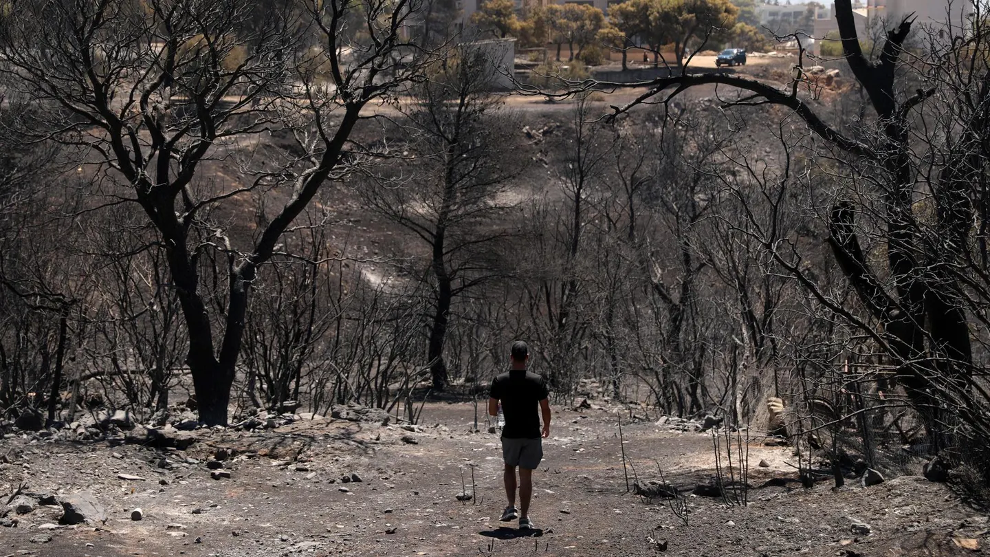 El incendio de Grecia se divide en cientos de focos menores y dispersos que mantienen a Atenas en alerta El incendio de Grecia se divide en cientos de focos menores y dispersos que mantienen a Atenas en alerta