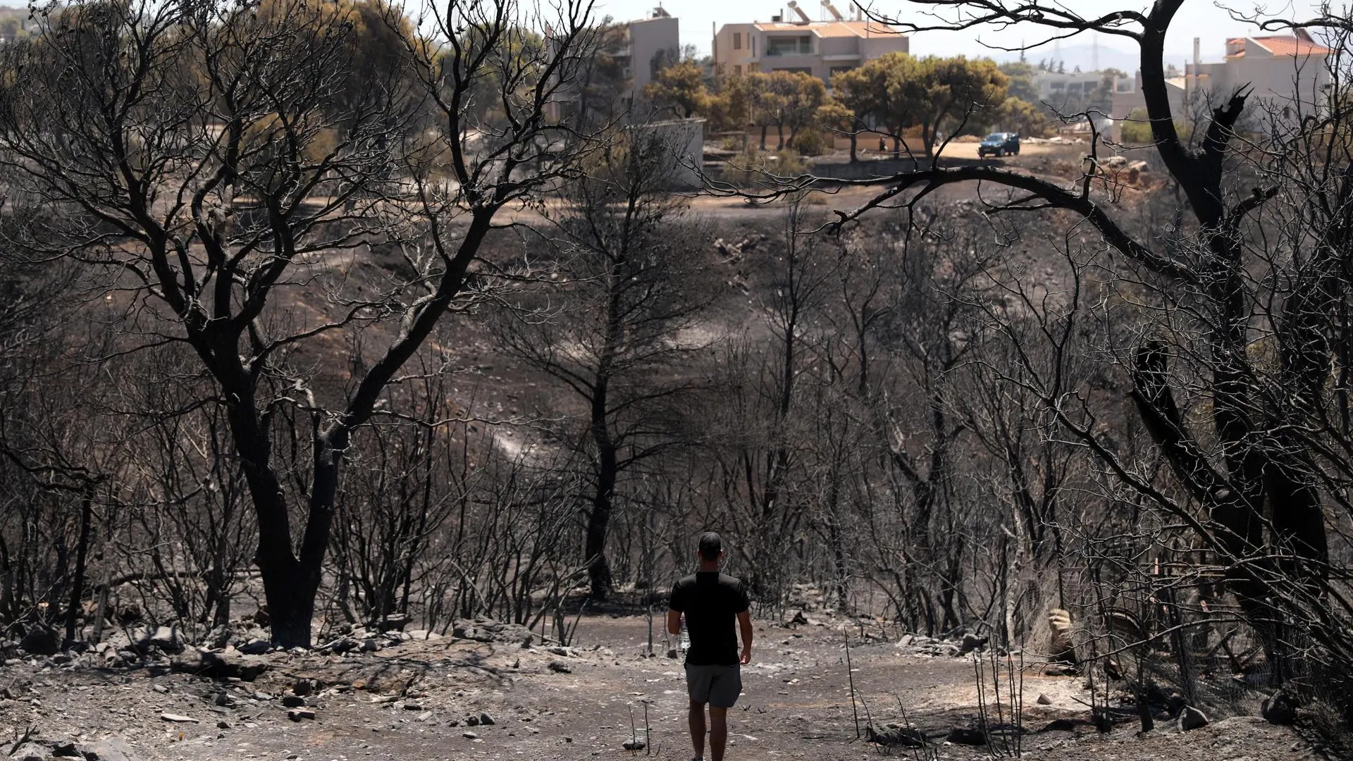 El incendio de Grecia se divide en cientos de focos menores y dispersos que mantienen a Atenas en alerta