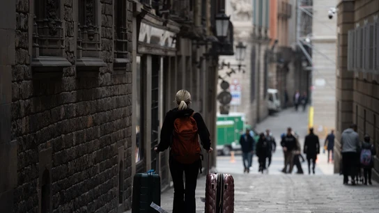 Una persona con dos maletas, a 22 de febrero de 2024, en Barcelona, Catalunya (España) Una persona con dos maletas, a 22 de febrero de 2024, en Barcelona, Catalunya (España)