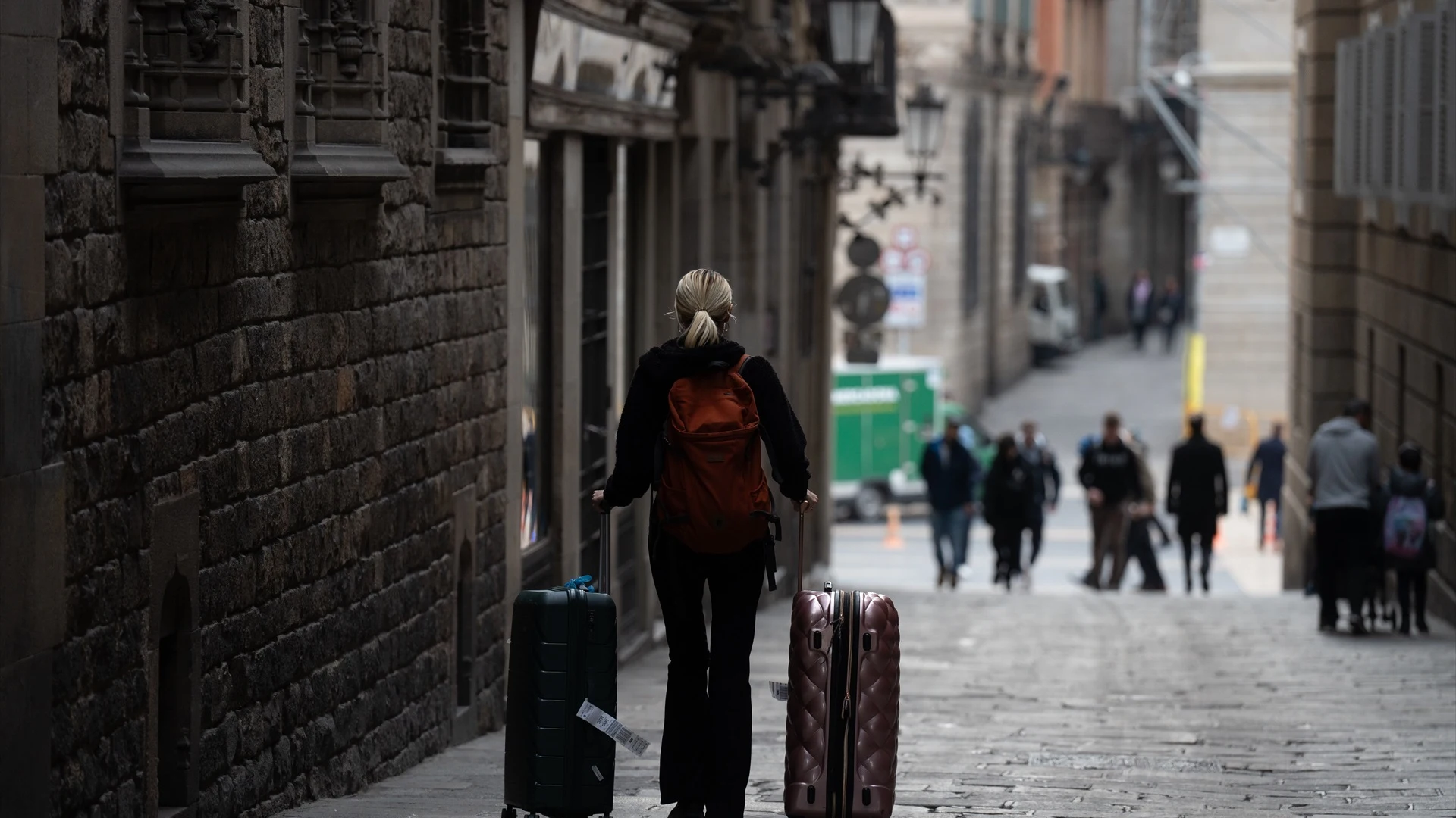 Una persona con dos maletas, a 22 de febrero de 2024, en Barcelona, Catalunya (España)