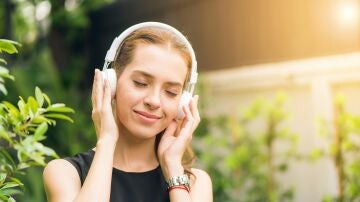 Una mujer escucha música a través de los auriculares