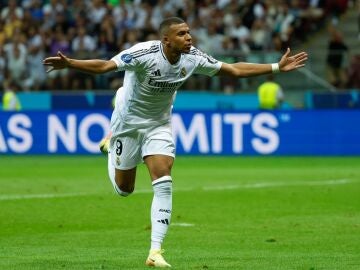 Mbappé celebra su primer gol con el Real Madrid