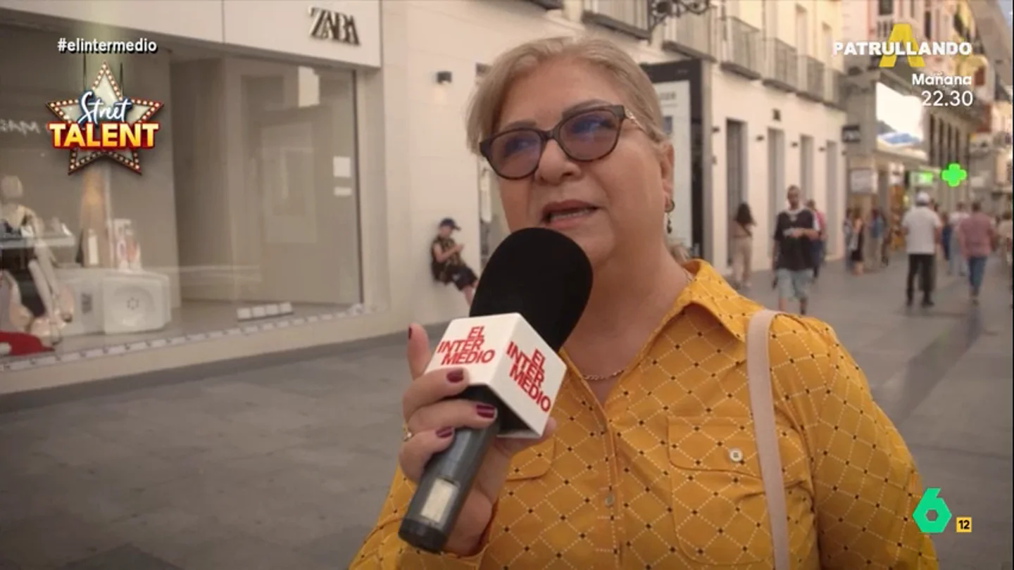 Una mujer sorprende en la calle con su 'habilidad': "Me gusta cantar, lo hago mal, pero con mucho sentimiento" Una mujer sorprende en la calle con su 'habilidad': "Me gusta cantar, lo hago mal, pero con mucho sentimiento"