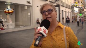 Una mujer sorprende en la calle con su 'habilidad': "Me gusta cantar, lo hago mal, pero con mucho sentimiento"