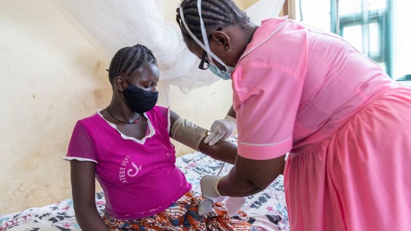 Desarrollan la primera vacuna que protege de la malaria a mujeres embarazadas