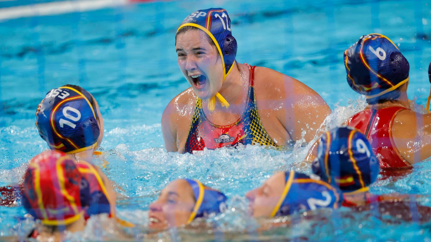 La waterpolista espa&ntilde;ola Paula Leiton celebra tras proclamarse ganadoras de la medalla de oro de los Juegos Ol&iacute;mpicos de Par&iacute;s 2024