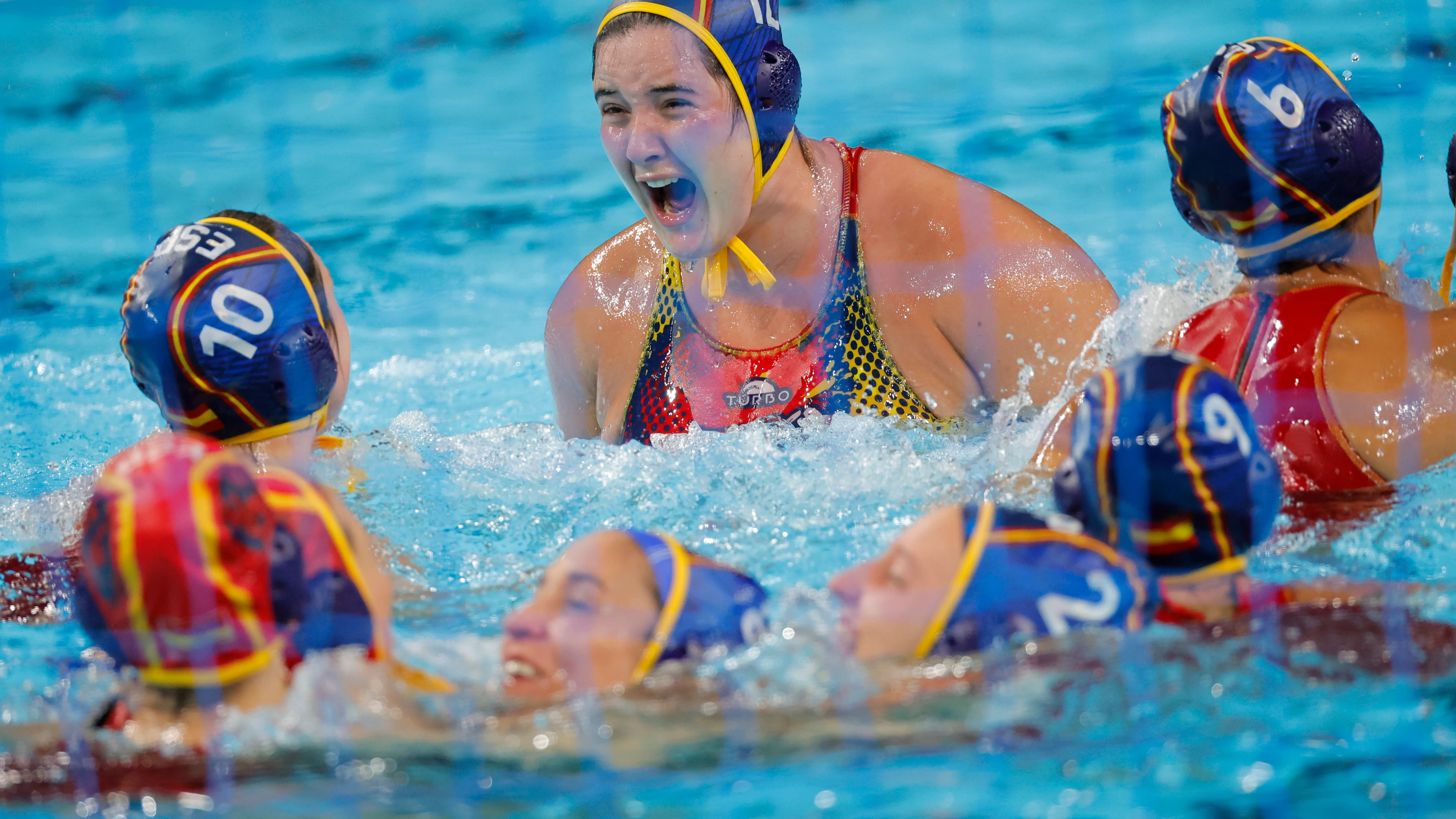 La waterpolista española Paula Leiton celebra tras proclamarse ganadoras de la medalla de oro de los Juegos Olímpicos de París 2024