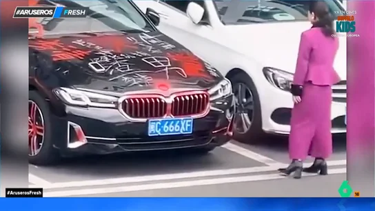 Una mujer descubre la infidelidad de su marido y decide pintarle el coche con spray rojo: "El coche no está quedando mal" Una mujer descubre la infidelidad de su marido y decide pintarle el coche con spray rojo: "El coche no está quedando mal"