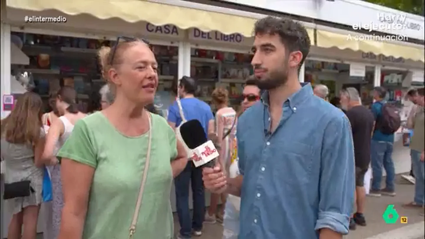 Una mujer, a Isma Juárez, sobre el papel de la mujer en la literatura: "No nos han tenido muy en cuenta" La Feria del Libro de Madrid, celebrada en el emblemático parque del Retiro, es un evento imperdible para los amantes de la literatura, y el reportero Isma Juárez no quiso perderse la oportunidad de sumergirse en esta cita cultural.