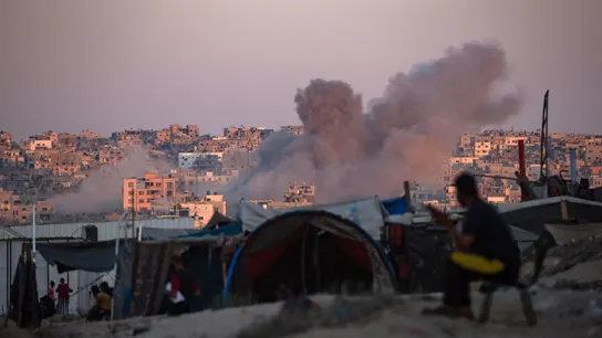 El humo se eleva tras un ataque aéreo israelí en Gaza El humo se eleva tras un ataque aéreo israelí en Gaza