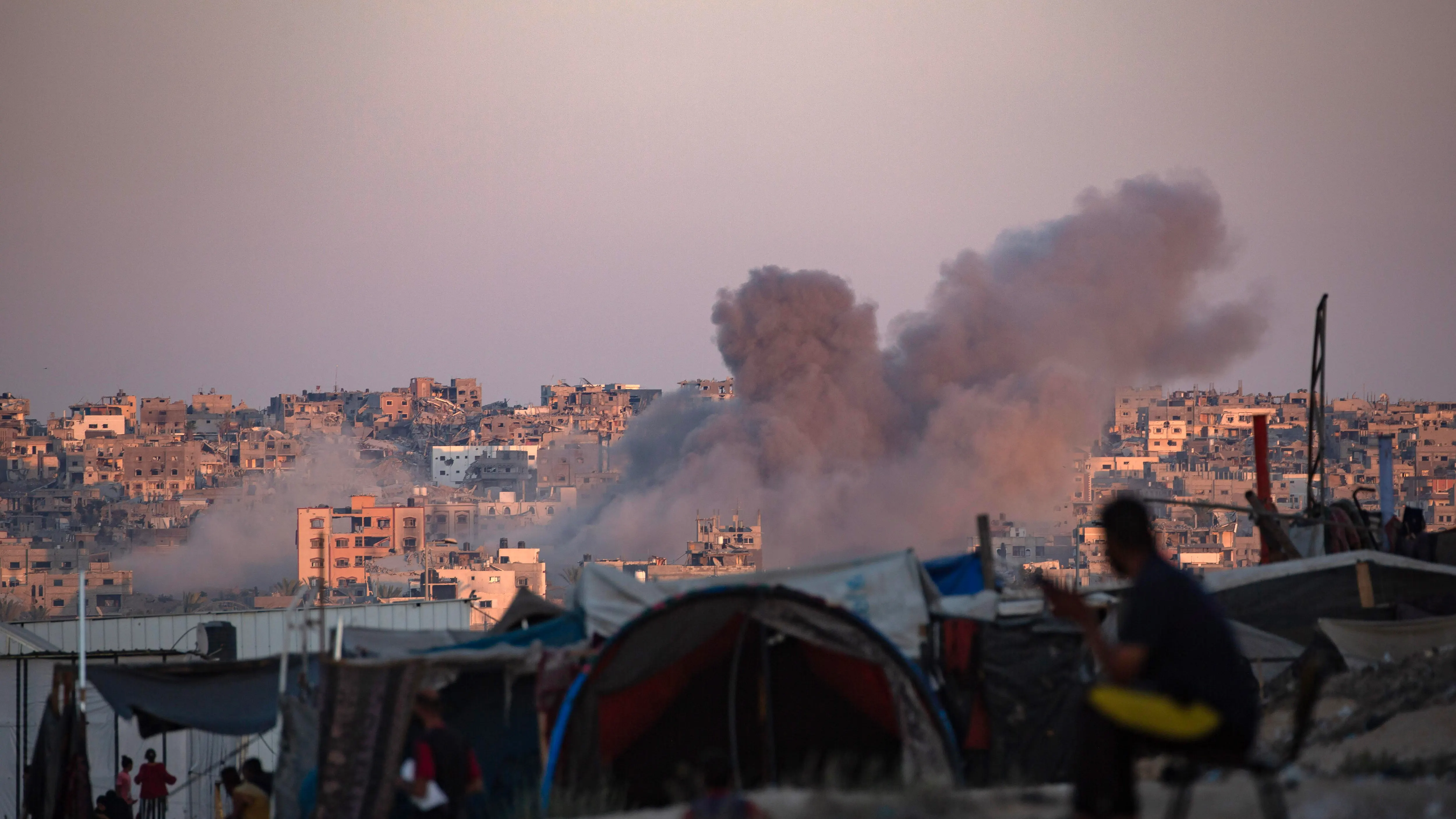 El humo se eleva tras un ataque aéreo israelí en Gaza