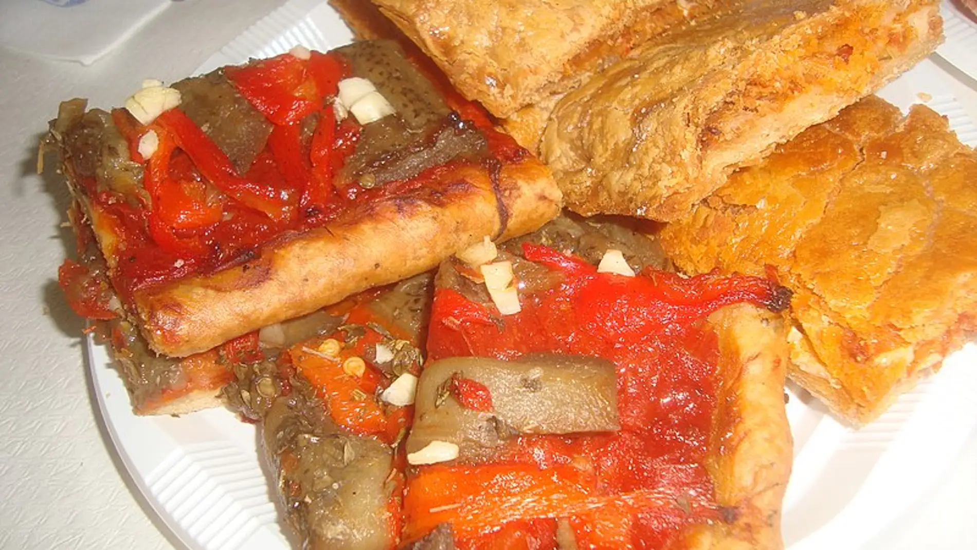 Coca de pimientos y berenjena Coca de pimientos y berenjena