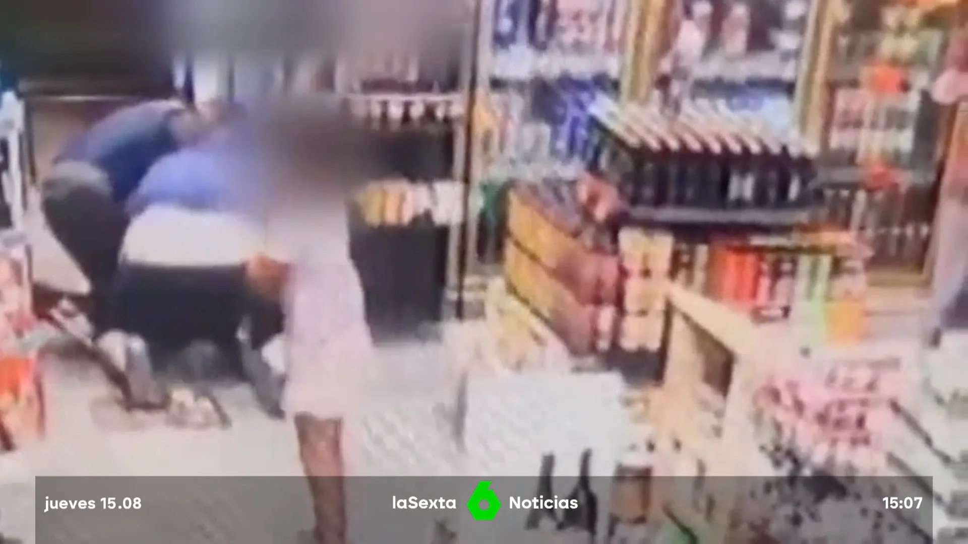 La valiente acción de una niña de 8 años: expulsa a un ladrón de la tienda de su padre golpeándole con un bate