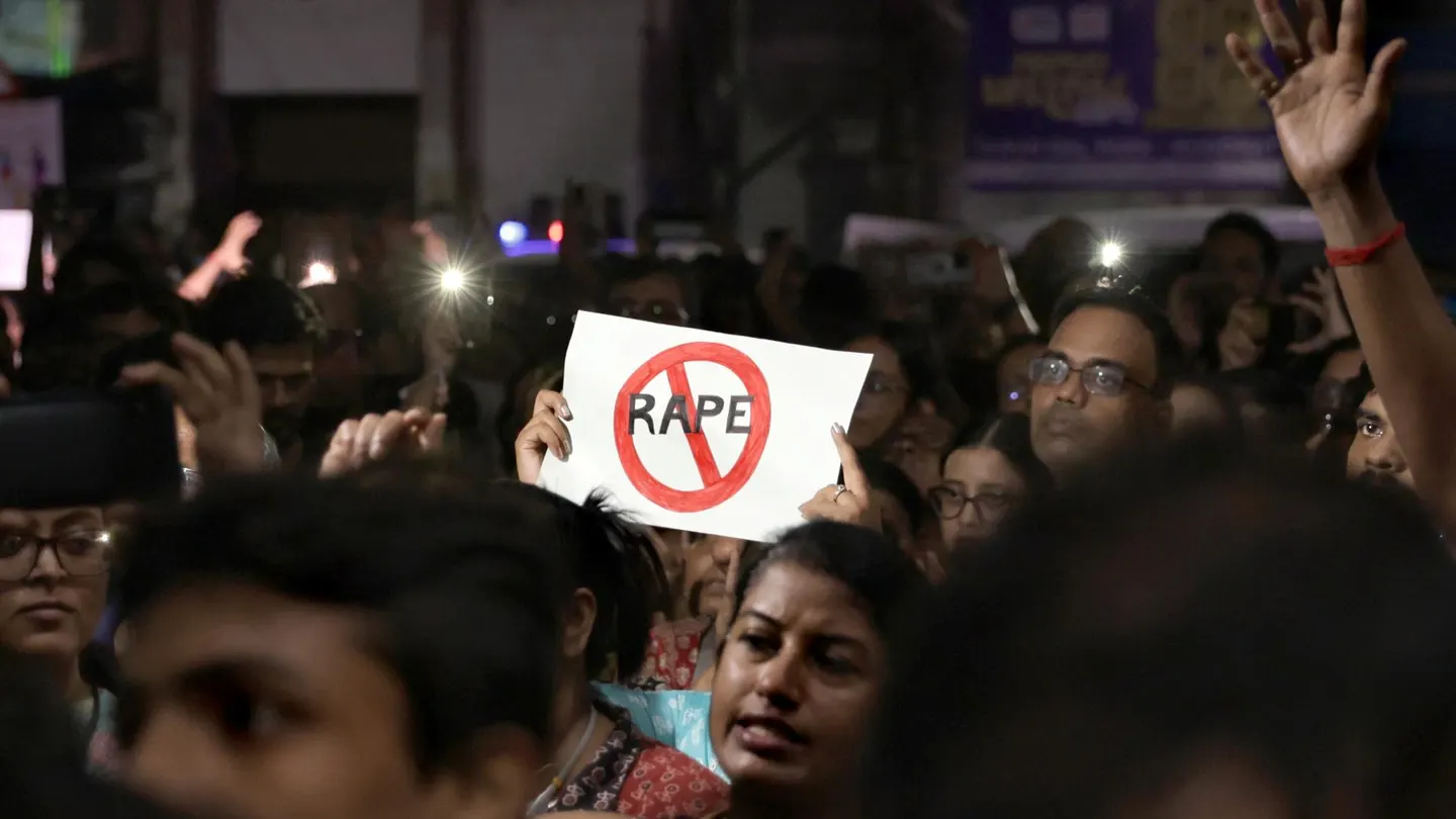 Graves protestas en la India por la violación y asesinato de una joven médica mientras trabajaba Graves protestas en la India por la violación y asesinato de una joven médica mientras trabajaba