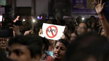 Graves protestas en la India por la violación y asesinato de una joven médica mientras trabajaba 