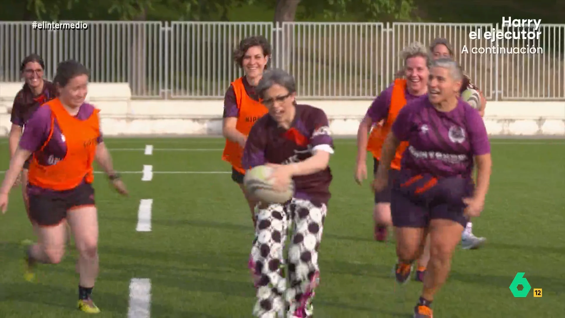 La reportera charlo con dos miembros del equipo de rugby vallecano las 'Ilegales' y no dudó en ponerse su camiseta para ser una más del equipo en un partido. 