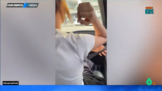 Unas chicas se juegan al 'piedra, papel o tijera' la última plaza del parking: "Estos sitios son la guerra" Unas chicas se juegan al 'piedra, papel o tijera' la última plaza del parking: "Estos sitios son la guerra"