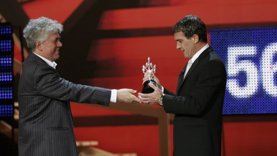 Almodóvar entregando el galardón a Antonio Banderas Almodóvar entregando el galardón a Antonio Banderas