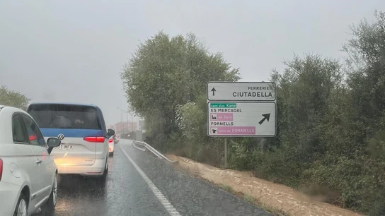 Lluvia en una carretera de Menorca Lluvia en una carretera de Menorca