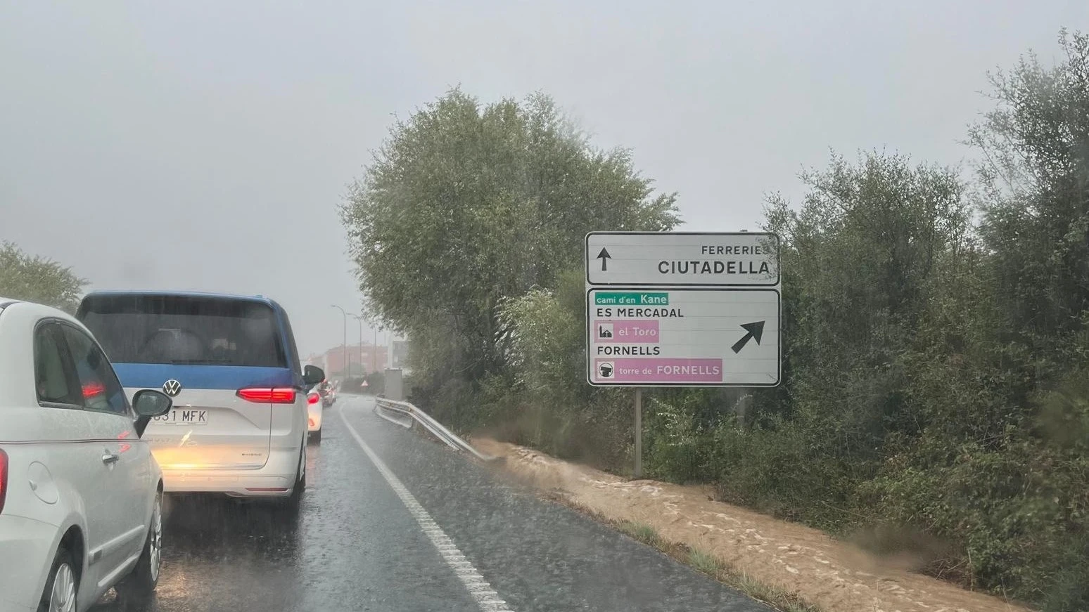 Lluvia en una carretera de Menorca