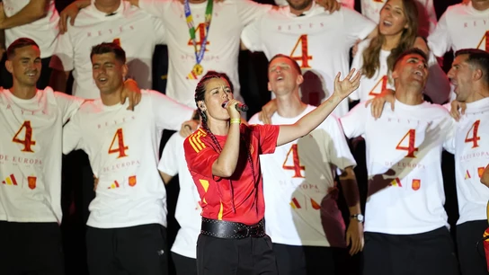 'Potra salvaje' y 'Si antes te hubiera conocido' pujan por el oro a canción del verano Isabel Aaiún cantando 'Potra Salvaje' durante la celebración de la Eurocopa