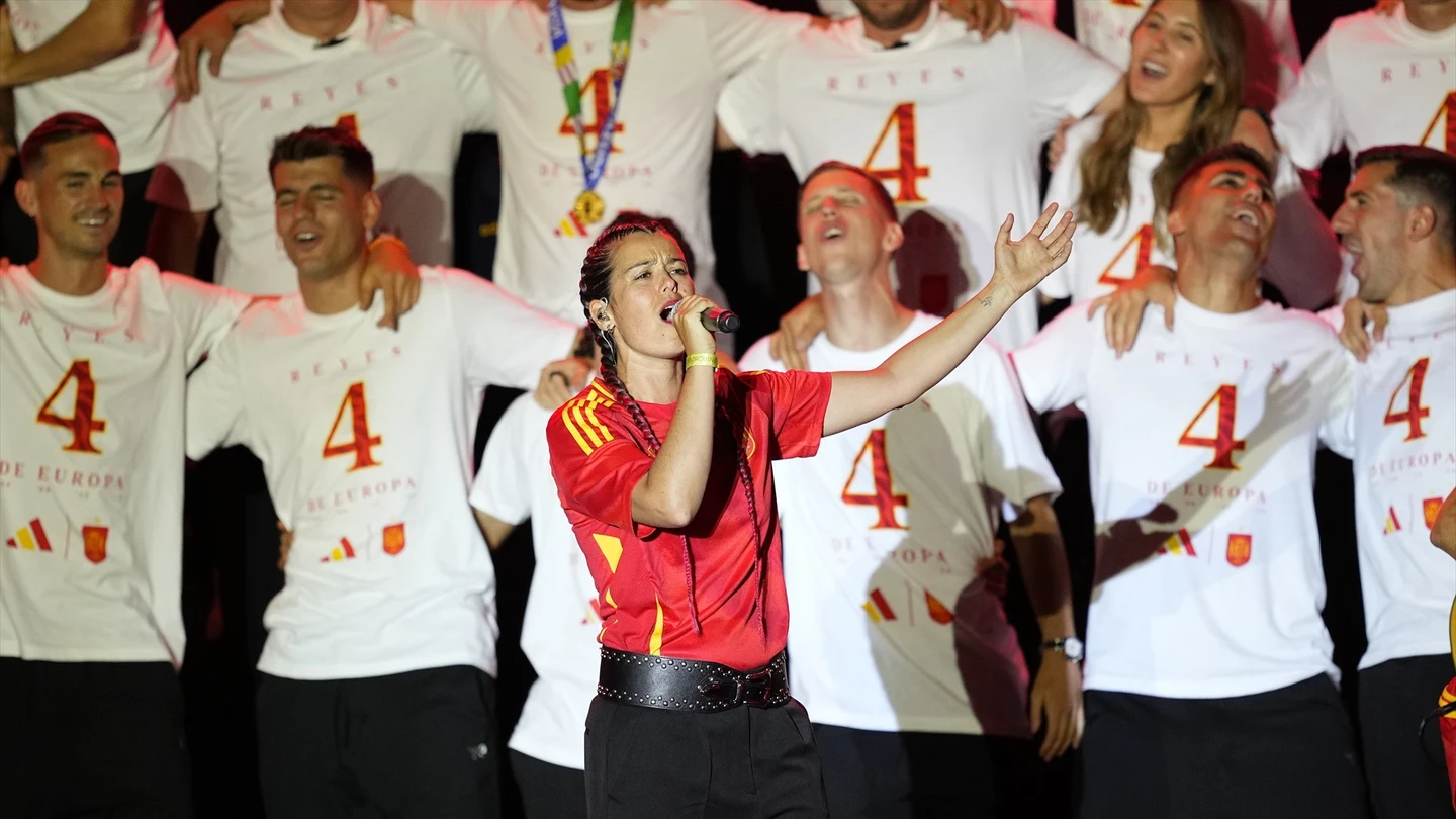 'Potra salvaje' y 'Si antes te hubiera conocido' pujan por el oro a canción del verano Isabel Aaiún cantando 'Potra Salvaje' durante la celebración de la Eurocopa