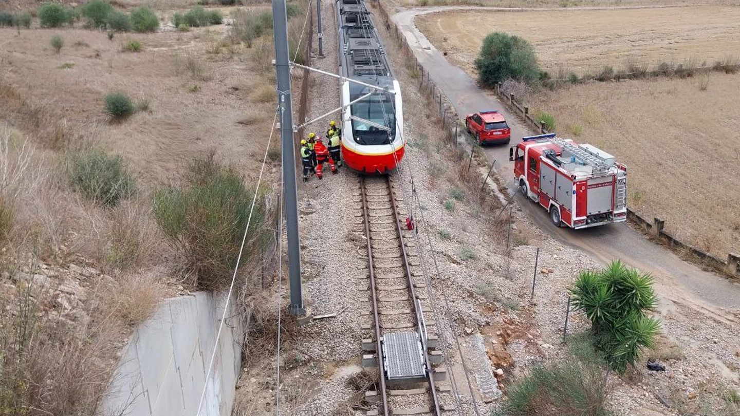 El tren parado en el tramo entre Petra y Manacor. El tren parado en el tramo entre Petra y Manacor.