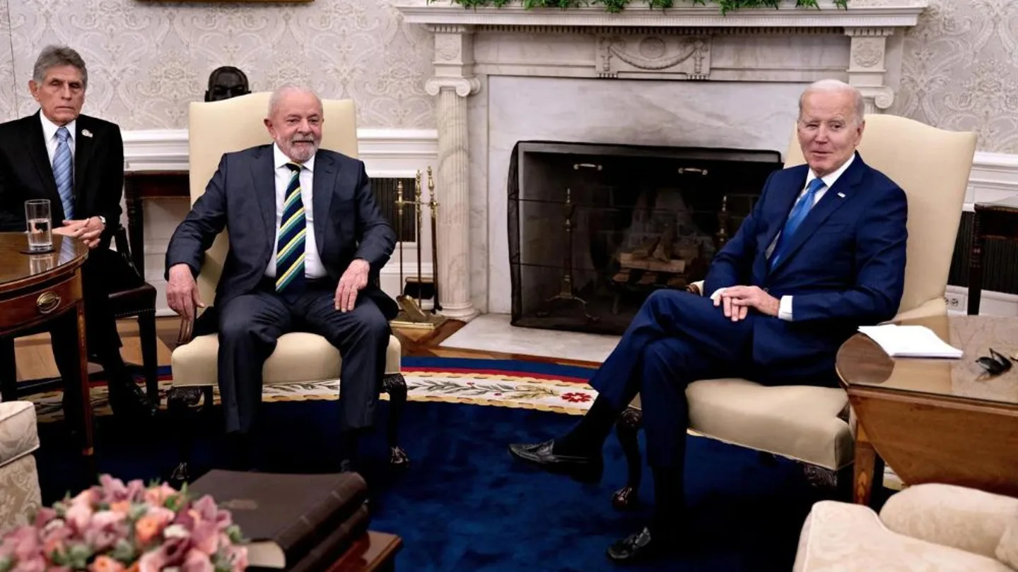 El presidente de Estados Unidos, Joe Biden (d), se reúne con el presidente de Brasil, Luiz Inácio Lula da Silva (c), en el Despacho Oval de la Casa Blanca, en Washington El presidente de Estados Unidos, Joe Biden (d), se reúne con el presidente de Brasil, Luiz Inácio Lula da Silva (c), en el Despacho Oval de la Casa Blanca, en Washington