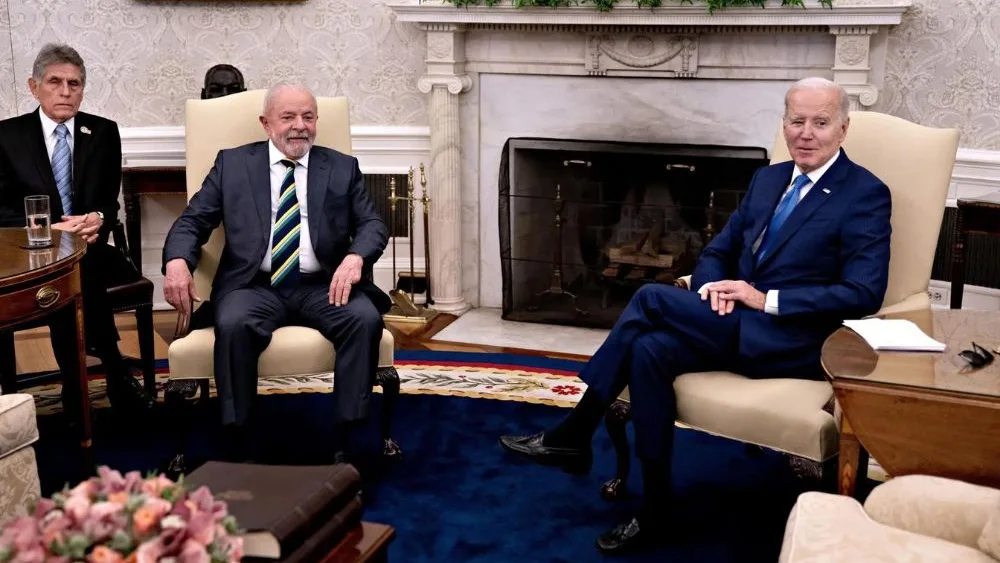 El presidente de Estados Unidos, Joe Biden (d), se reúne con el presidente de Brasil, Luiz Inácio Lula da Silva (c), en el Despacho Oval de la Casa Blanca, en Washington