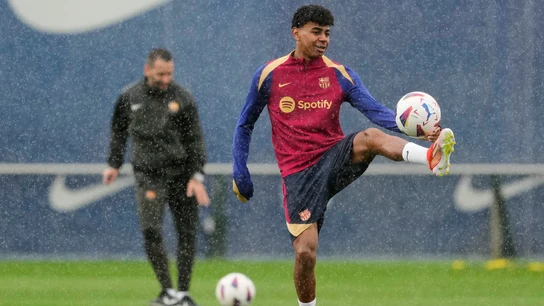 Lamine Yamal entrenando con el Barça Lamine Yamal entrenando con el Barça