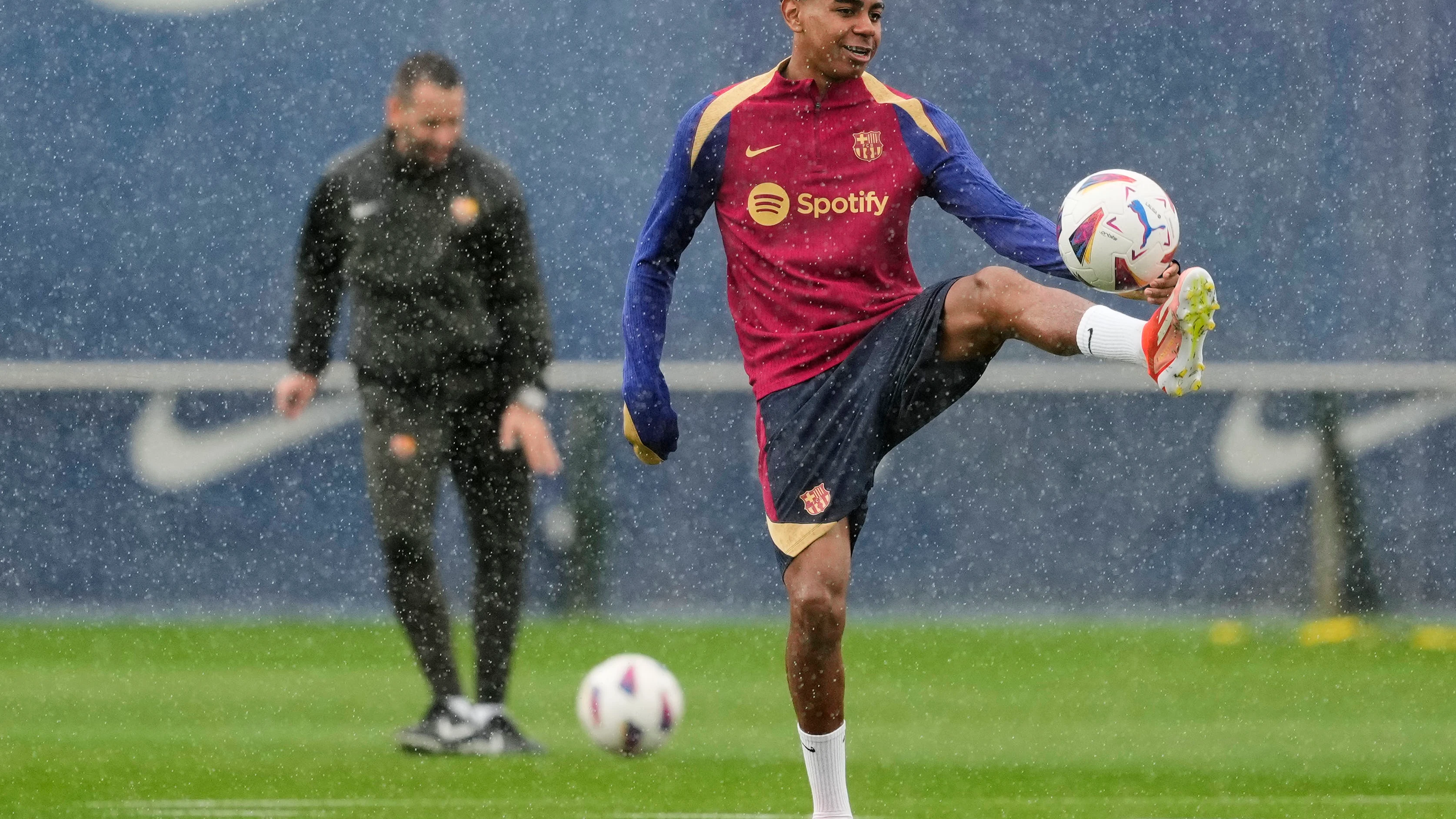 Lamine Yamal entrenando con el Barça