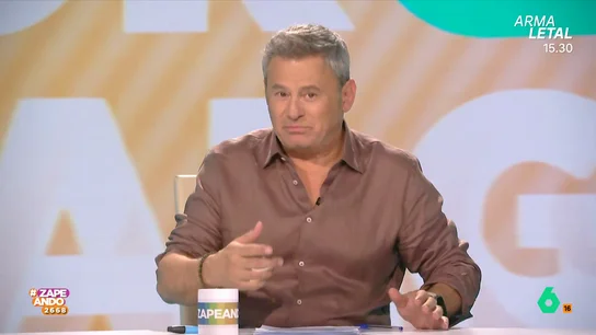 Miki Nadal se atreve a probar el pienso para perros: "Sabe a lo que se convierte" El presentador de Zapeando aprovechó la visita del veterinario Víctor Algra para comer una bolita de pienso seco para perros con sabor a pescado. ¿Cómo ha sido su experiencia?