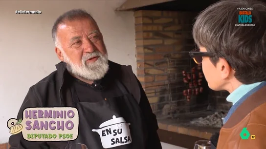 "El guiñote también es actividad": los pasatiempos de Herminio Sancho que hacen reír a Thais Villas La reportera entrevistó al diputado socialista en su sección 'En su salsa'. El político recibió a Thais en su pueblo, Mezquita de Jarque, para compartir unas chuletas de cordero a la brasa.