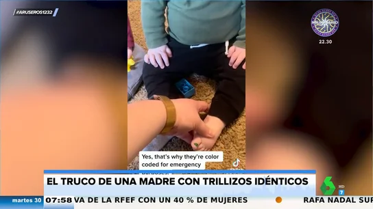 Una madre decide pintar una uña del pie de diferente color a cada uno de sus trillizos para saber quién es cada uno Una madre decide pintar una uña del pie de diferente color a cada uno de sus trillizos para saber quién es cada uno