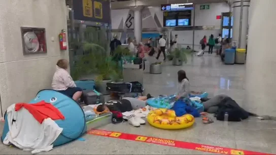 Turistas atrapados en el aeropuerto de Mallorca por la cancelación de vuelos Turistas atrapados en el aeropuerto de Mallorca por la cancelación de vuelos
