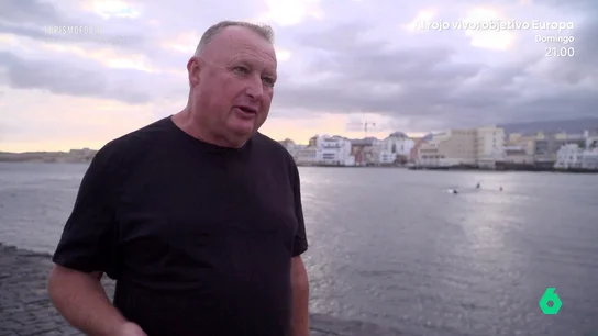 Un hombre se queja de los efectos del turismo de masas en Canarias  Un hombre se queja de los efectos del turismo de masas en Canarias