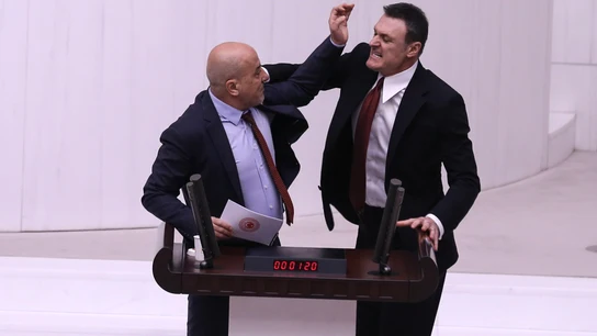El diputado de la formación gubernamental Justicia y Desarrollo Alpay Ozalan (d) ataca al parlamentario del Partido de los Trabajadores de Turquía Ahmet Sik El diputado de la formación gubernamental Justicia y Desarrollo Alpay Ozalan (d) ataca al parlamentario del Partido de los Trabajadores de Turquía Ahmet Sik