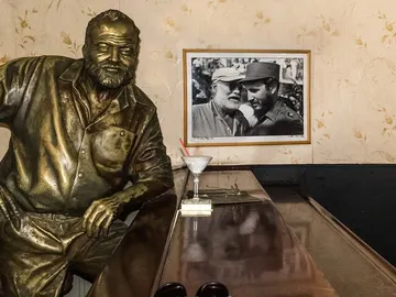 Estatua de Hemingway en el Floridita, en La Habana, con un daiquiri Estatua de Hemingway en el Floridita, en La Habana, con un daiquiri