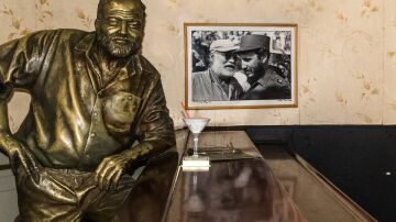 Estatua de Hemingway en el Floridita, en La Habana, con un daiquiri