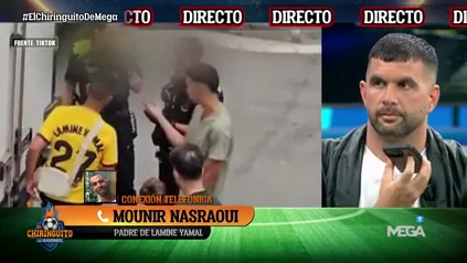 José Álvarez charla con Mounir Nasraoui