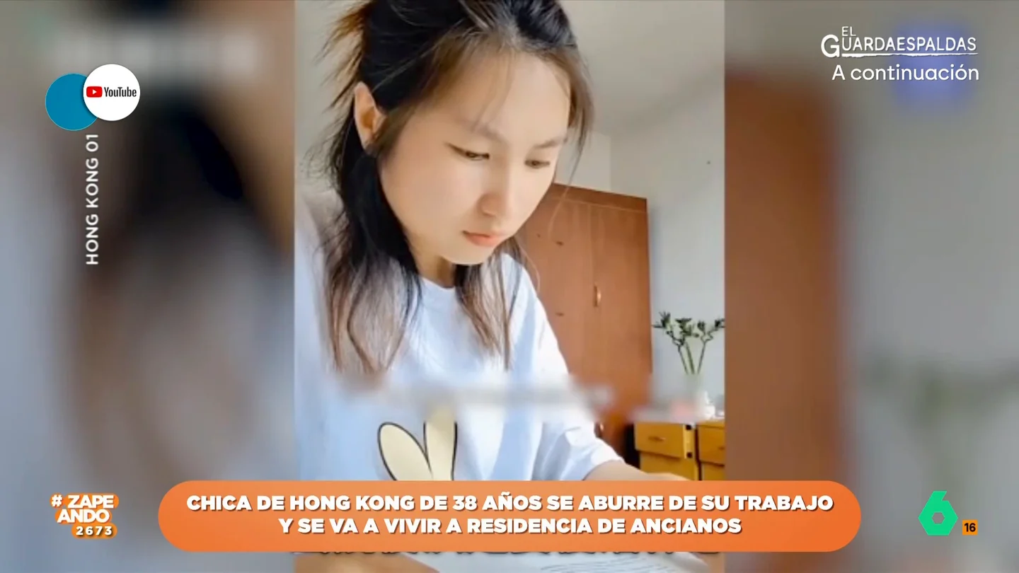 Una mujer de 38 años decide aliviar su estrés yéndose a vivir a una residencia de ancianos La joven hongkonesa trabajaba como guionista de televisión y cine y sufría mucho estrés. Su médico le recomendó un poco de descanso y decidió que lo mejor era ingresar en una residencia para mayores.