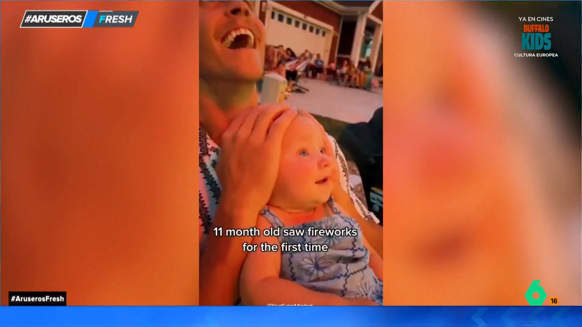 La cara de felicidad de un bebé al ver por primera vez en su vida fuegos artificiales