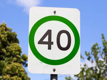 ¿Sabrías decirnos qué significa esta señal con el borde verde que ya puede verse en carreteras de fuera de España? ¿Sabrías decirnos qué significa esta señal con el borde verde que ya puede verse en carreteras de fuera de España?