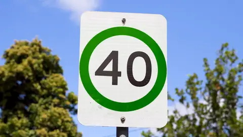 ¿Sabrías decirnos qué significa esta señal con el borde verde que ya puede verse en carreteras de fuera de España? ¿Sabrías decirnos qué significa esta señal con el borde verde que ya puede verse en carreteras de fuera de España?