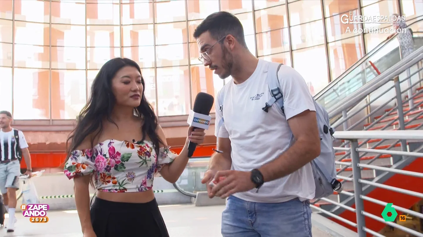 Un chico sorprende a Jiaping haciéndole un truco de magia: "Soy maga pero esto es nuevo para mí" La reportera ha visitado una estación de tren para preguntar a la gente por su equipaje. Jiaping ha charlado con un chico que es mago que no ha dudado en demostrar su habilidad haciendo un truco de cartas.