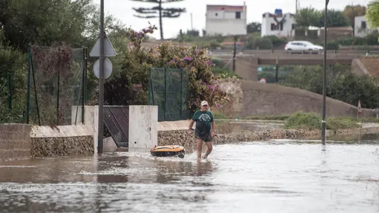 Un hombre atraviesa una zona inundada en Alaior, Menorca Un hombre atraviesa una zona inundada en Alaior, Menorca