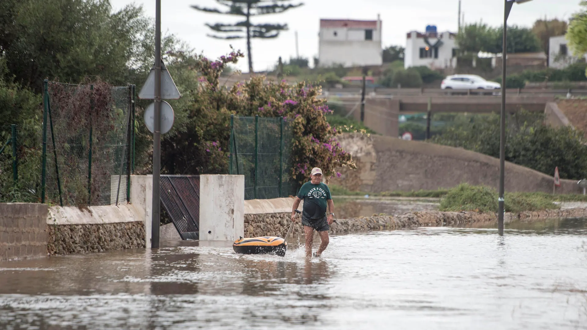 Un hombre atraviesa una zona inundada en Alaior, Menorca