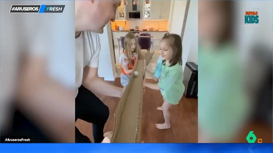 El divertido juego casero que un padre se inventa para jugar con sus hijas: solo hacen falta cartones y una pelota (o una croqueta) El divertido juego casero que un padre se inventa para jugar con sus hijas: solo hacen falta cartones y una pelota (o una croqueta)